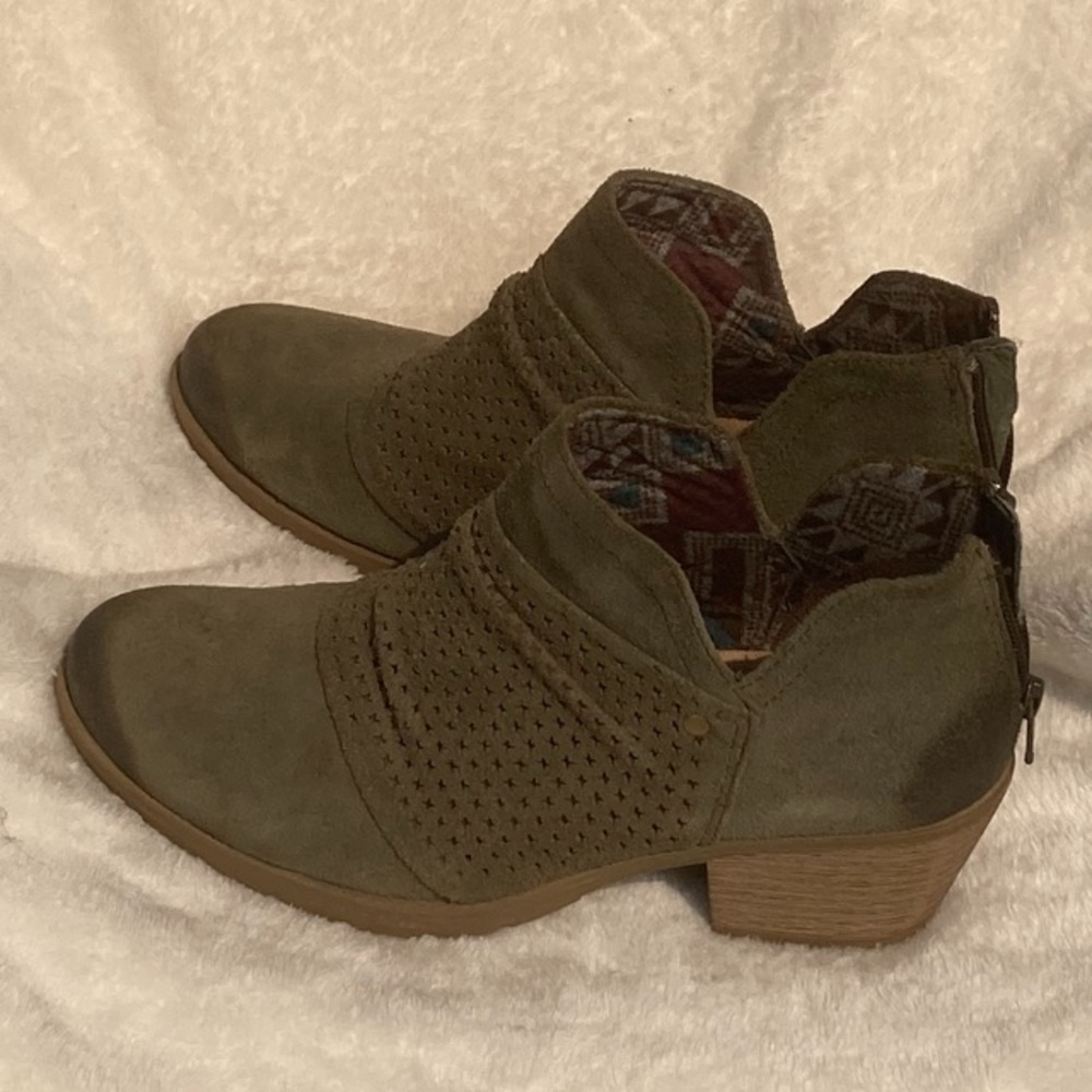 Booties earth origins leather, olive size 9 like new! Worn 2 times
